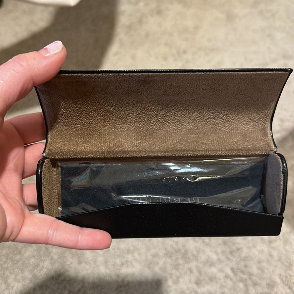 Burberry case - Picture 3 of 5